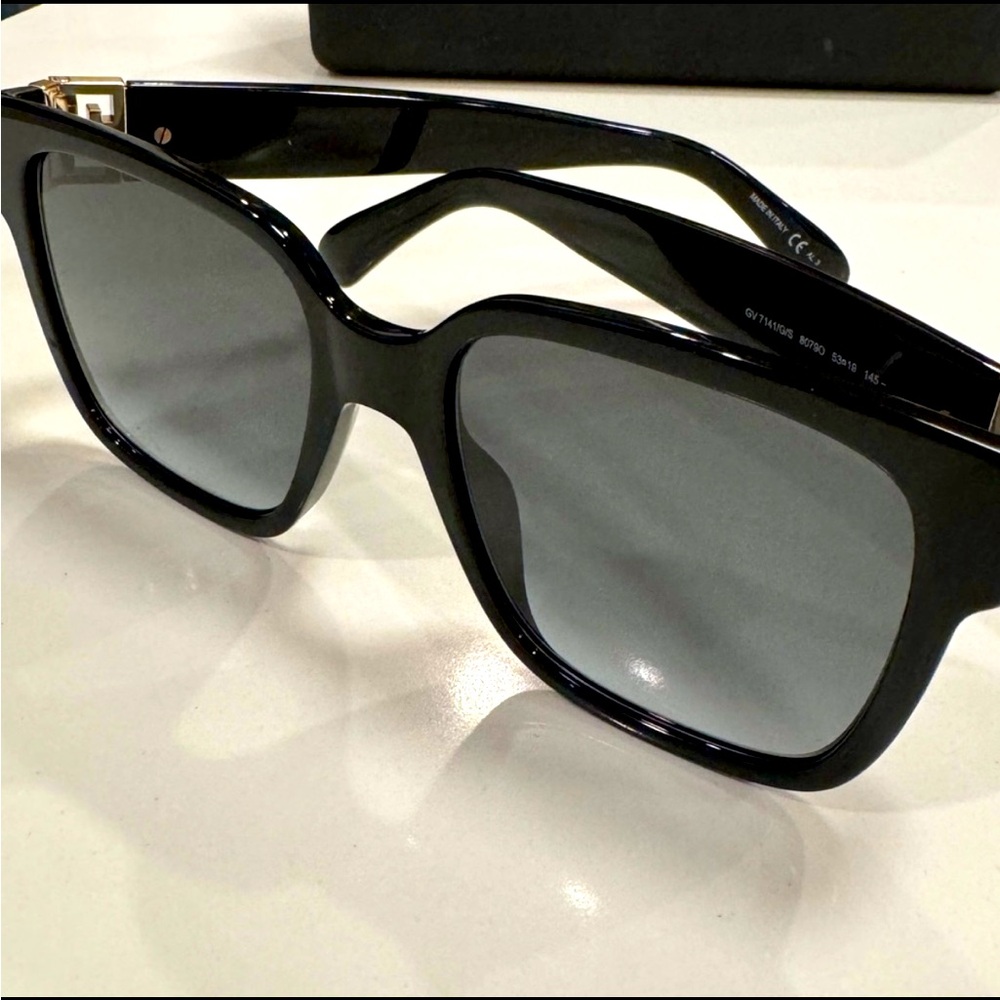 Givenchy sunglasses GV7141 black like new worn once